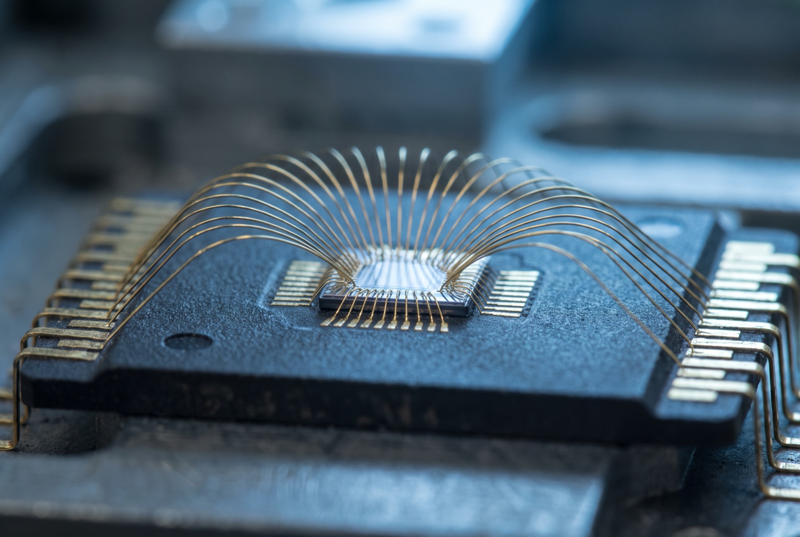 Gold bond wires arcing in parallel rows from die pads to lead frame