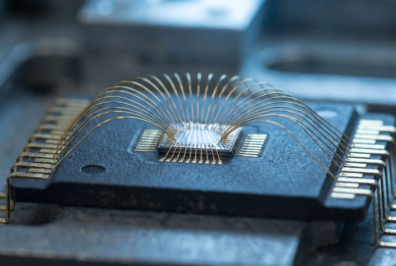 Gold bond wires arcing in parallel rows from die pads to lead frame